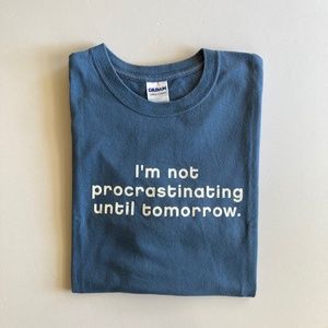 Men's Unisex Blue T-Shirt Size L 42 Gildan 100% Cotton "I'm Not Procrastinating"